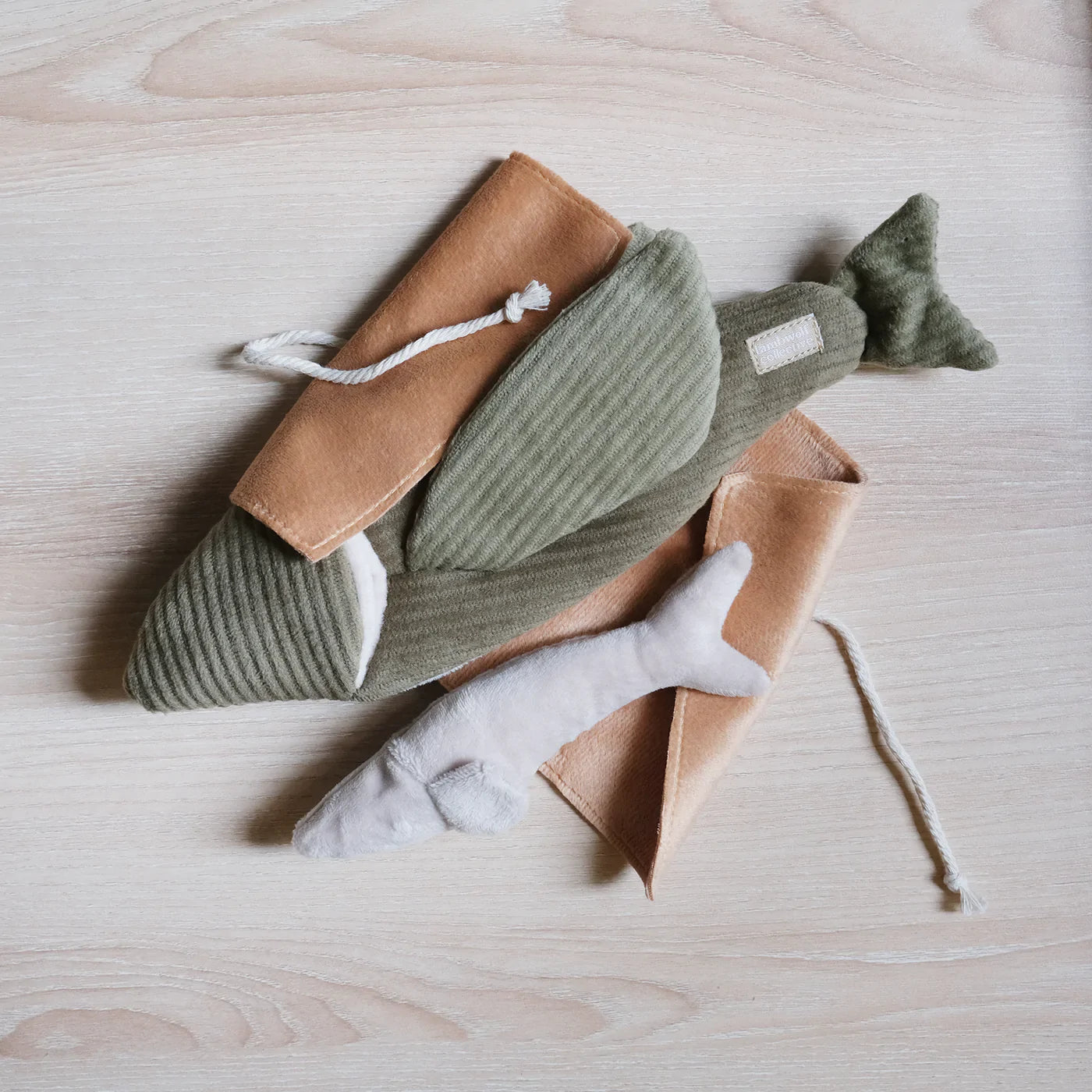 FLYING FISH 2-IN-1 burrow + snuffle – Petisan