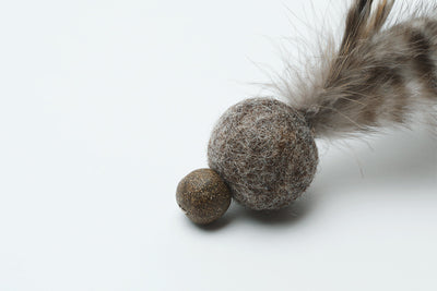 FEATHER MINIBALL CAT TOY